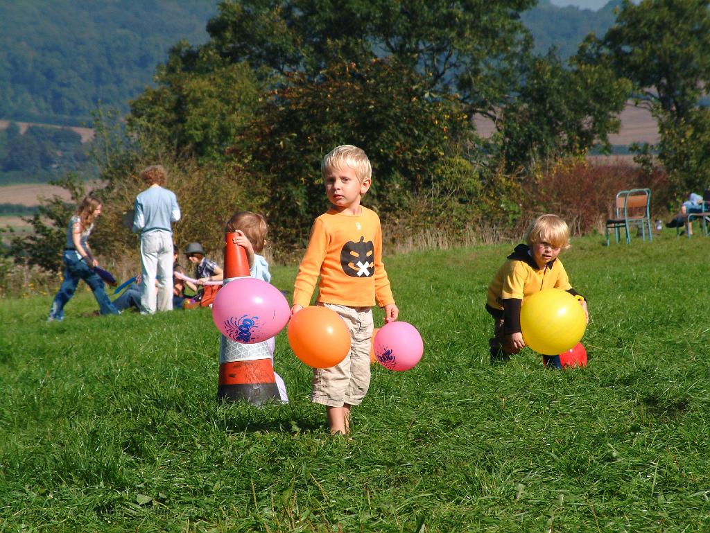 DSCF5956.JPG - Felix with balloons and a quizzical look